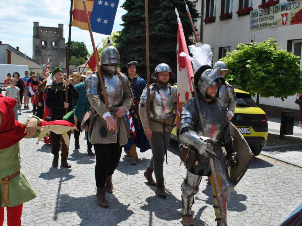 Wspaniałe historyczne widowisko w Szydłowie. Przyjechali rycerze z całej Polski [wideo][zdjęcia]