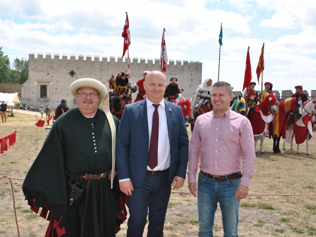 Wspaniałe historyczne widowisko w Szydłowie. Przyjechali rycerze z całej Polski [wideo][zdjęcia]