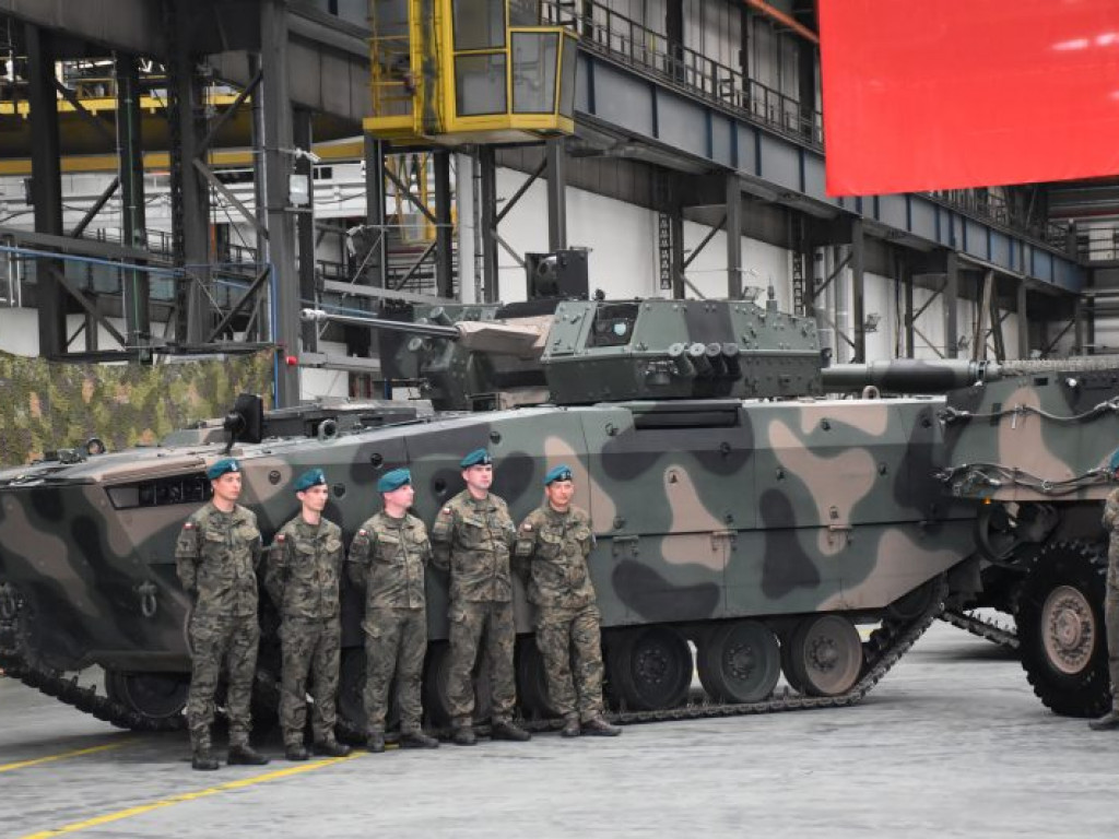 Minister Obrony Narodowej w Hucie Stalowa Wola. Podpisał gigantyczny kontrakt! [zdjęcia]