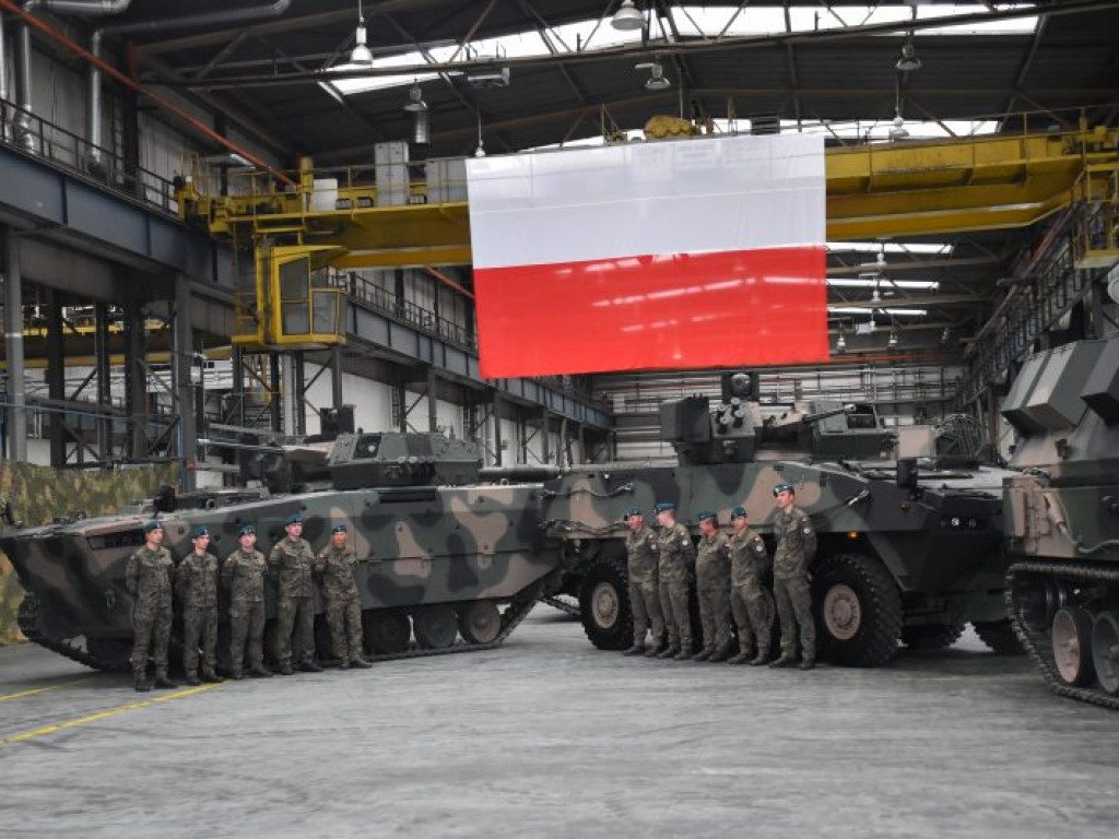 Minister Obrony Narodowej w Hucie Stalowa Wola. Podpisał gigantyczny kontrakt! [zdjęcia]