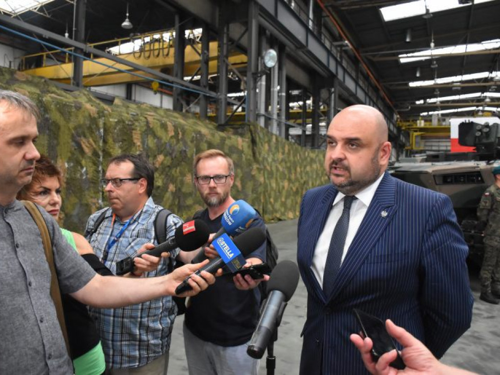 Minister Obrony Narodowej w Hucie Stalowa Wola. Podpisał gigantyczny kontrakt! [zdjęcia]