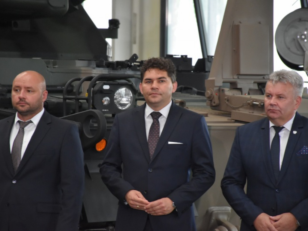 Minister Obrony Narodowej w Hucie Stalowa Wola. Podpisał gigantyczny kontrakt! [zdjęcia]