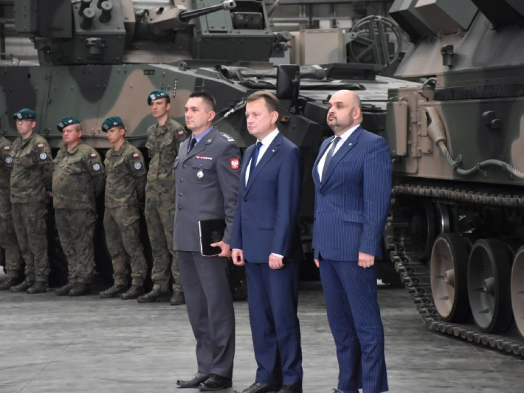Minister Obrony Narodowej w Hucie Stalowa Wola. Podpisał gigantyczny kontrakt! [zdjęcia]