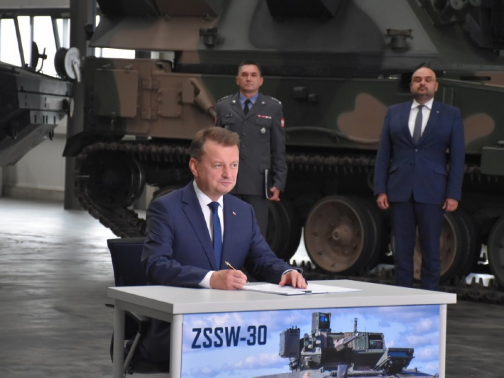 Minister Obrony Narodowej w Hucie Stalowa Wola. Podpisał gigantyczny kontrakt! [zdjęcia]