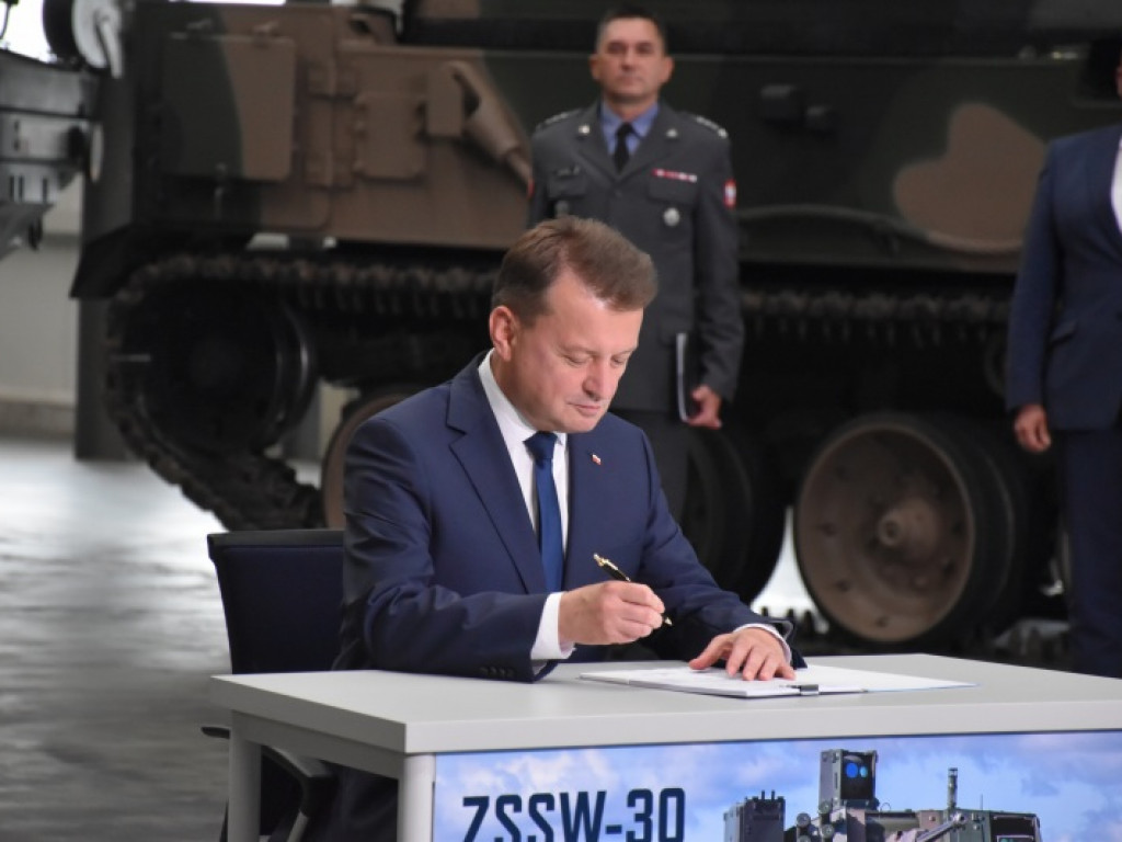 Minister Obrony Narodowej w Hucie Stalowa Wola. Podpisał gigantyczny kontrakt! [zdjęcia]