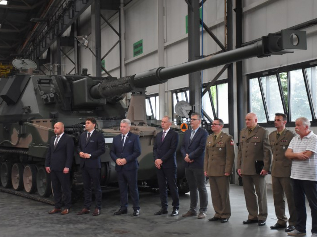 Minister Obrony Narodowej w Hucie Stalowa Wola. Podpisał gigantyczny kontrakt! [zdjęcia]