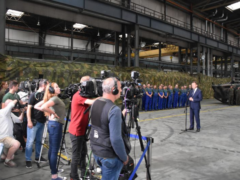 Minister Obrony Narodowej w Hucie Stalowa Wola. Podpisał gigantyczny kontrakt! [zdjęcia]