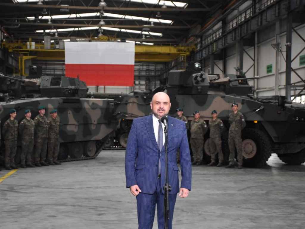 Minister Obrony Narodowej w Hucie Stalowa Wola. Podpisał gigantyczny kontrakt! [zdjęcia]
