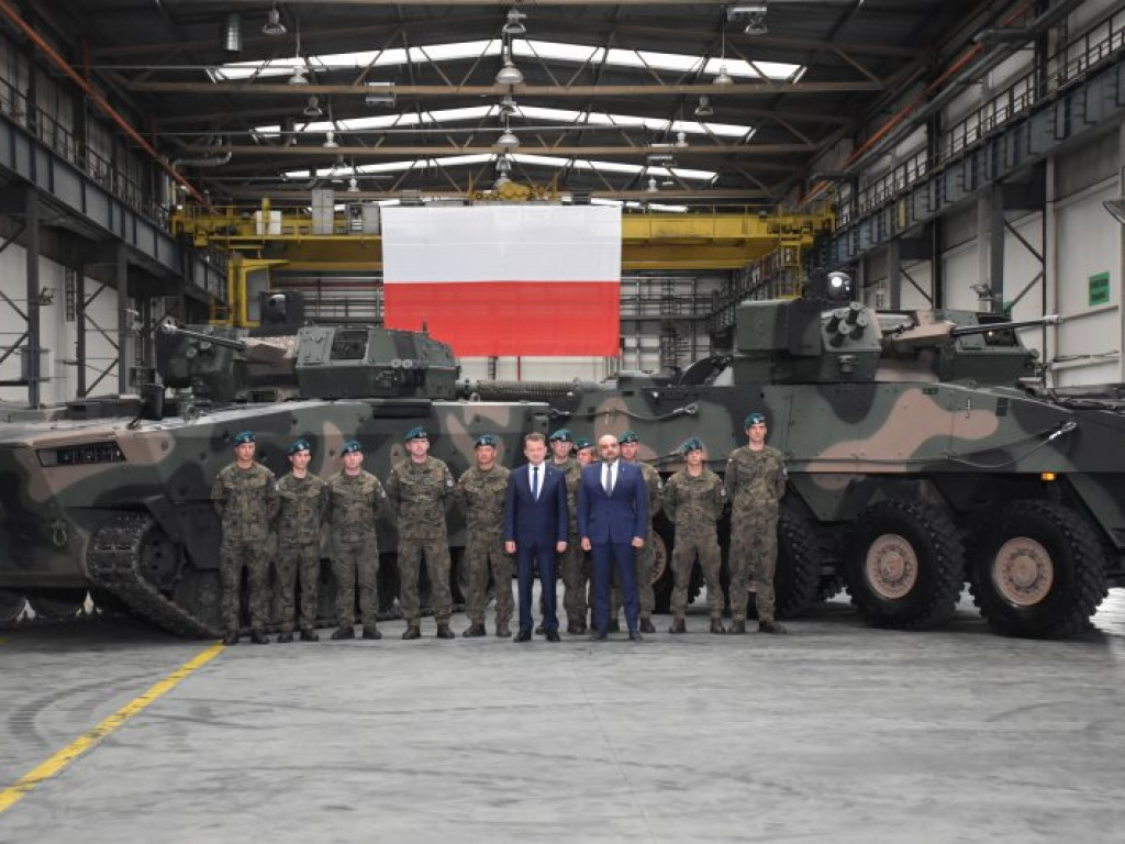 Minister Obrony Narodowej w Hucie Stalowa Wola. Podpisał gigantyczny kontrakt! [zdjęcia]