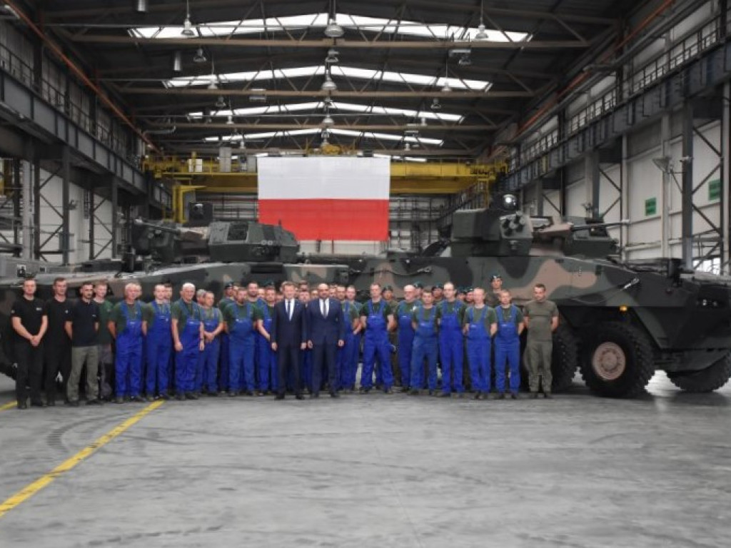 Minister Obrony Narodowej w Hucie Stalowa Wola. Podpisał gigantyczny kontrakt! [zdjęcia]