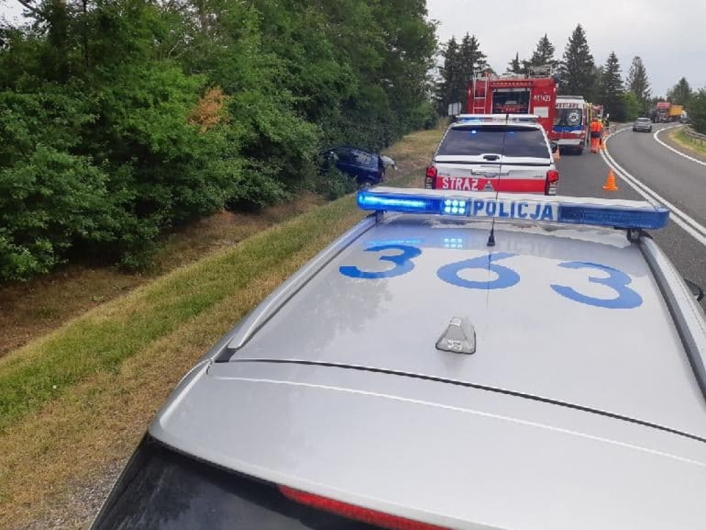 Toyota dachowała na drodze krajowej nr 9. Dwie osoby trafiły do szpitala [zdjęcia]