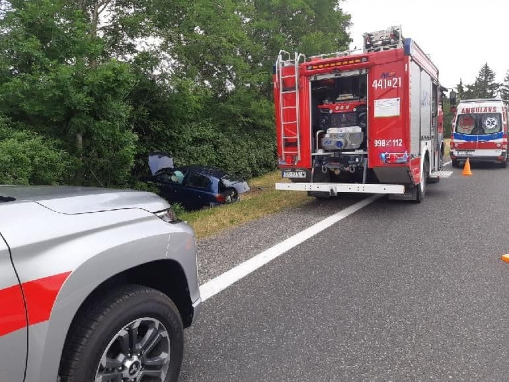 Toyota dachowała na drodze krajowej nr 9. Dwie osoby trafiły do szpitala [zdjęcia]