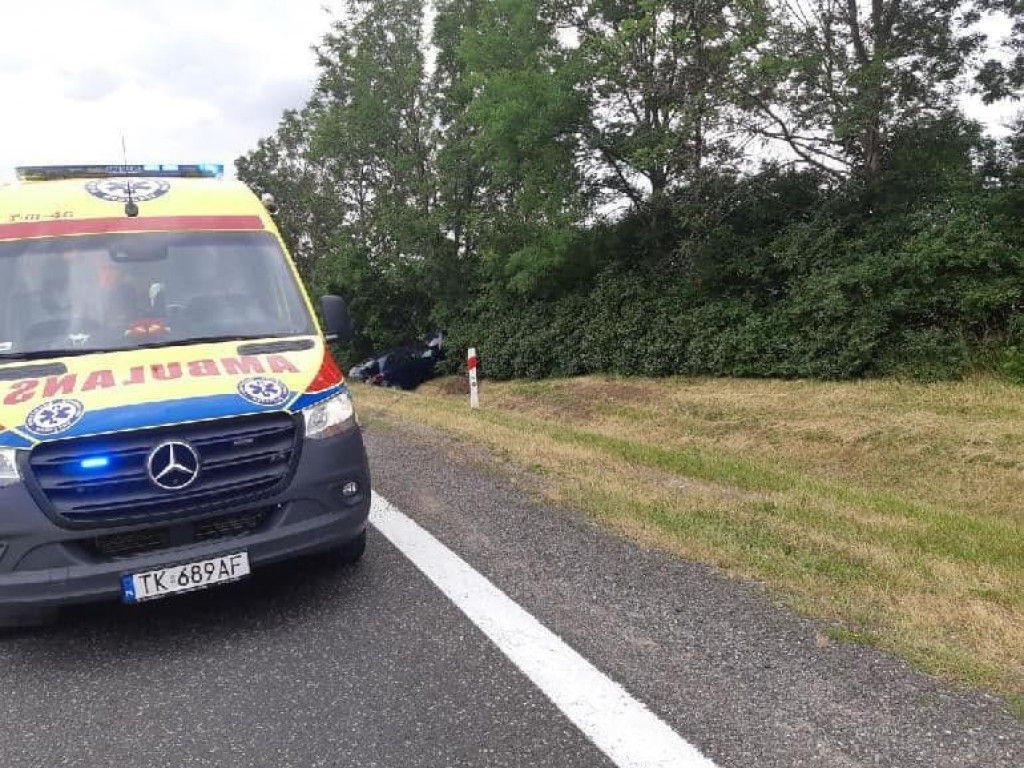 Toyota dachowała na drodze krajowej nr 9. Dwie osoby trafiły do szpitala [zdjęcia]
