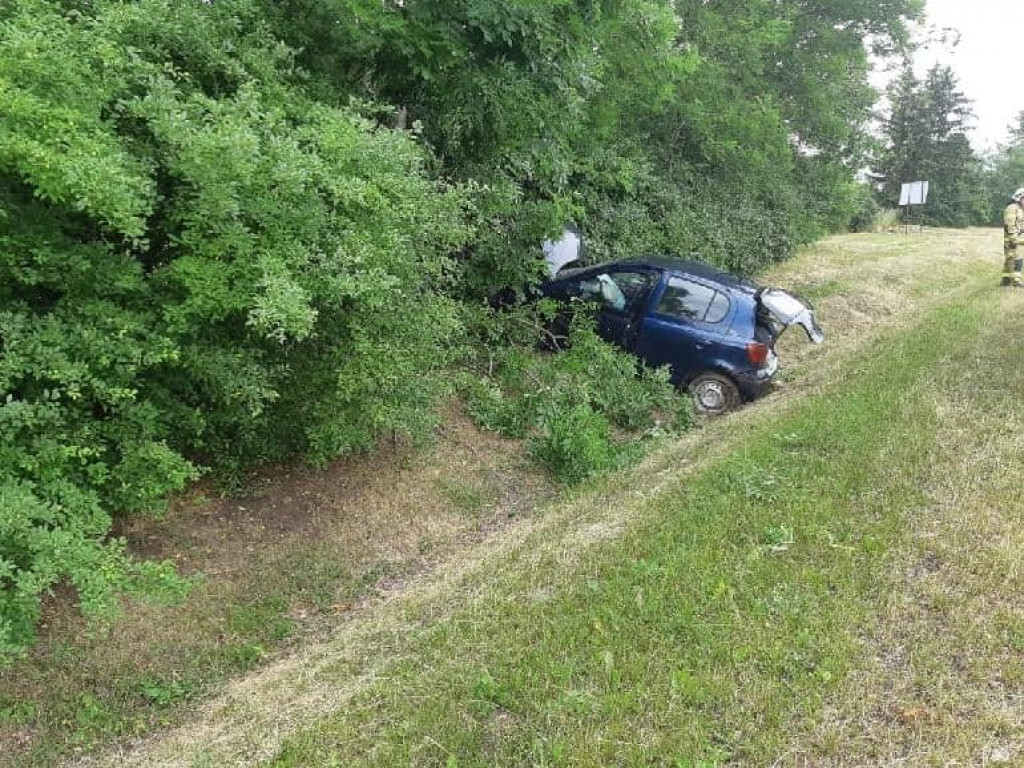 Toyota dachowała na drodze krajowej nr 9. Dwie osoby trafiły do szpitala [zdjęcia]