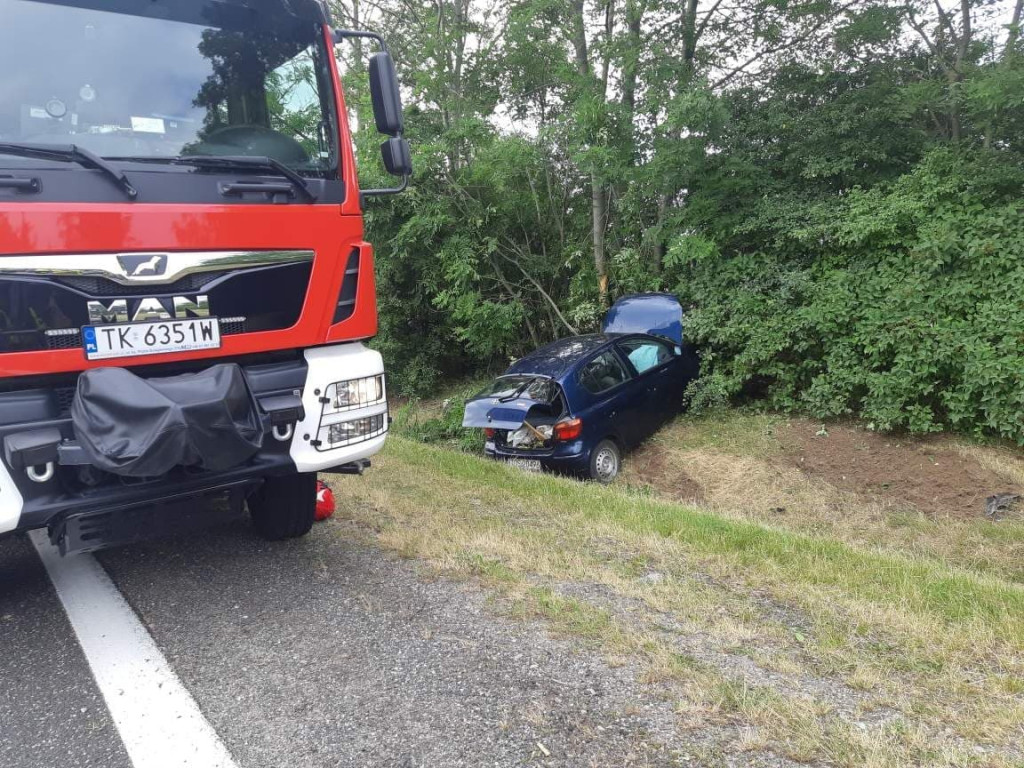 Toyota dachowała na drodze krajowej nr 9. Dwie osoby trafiły do szpitala [zdjęcia]
