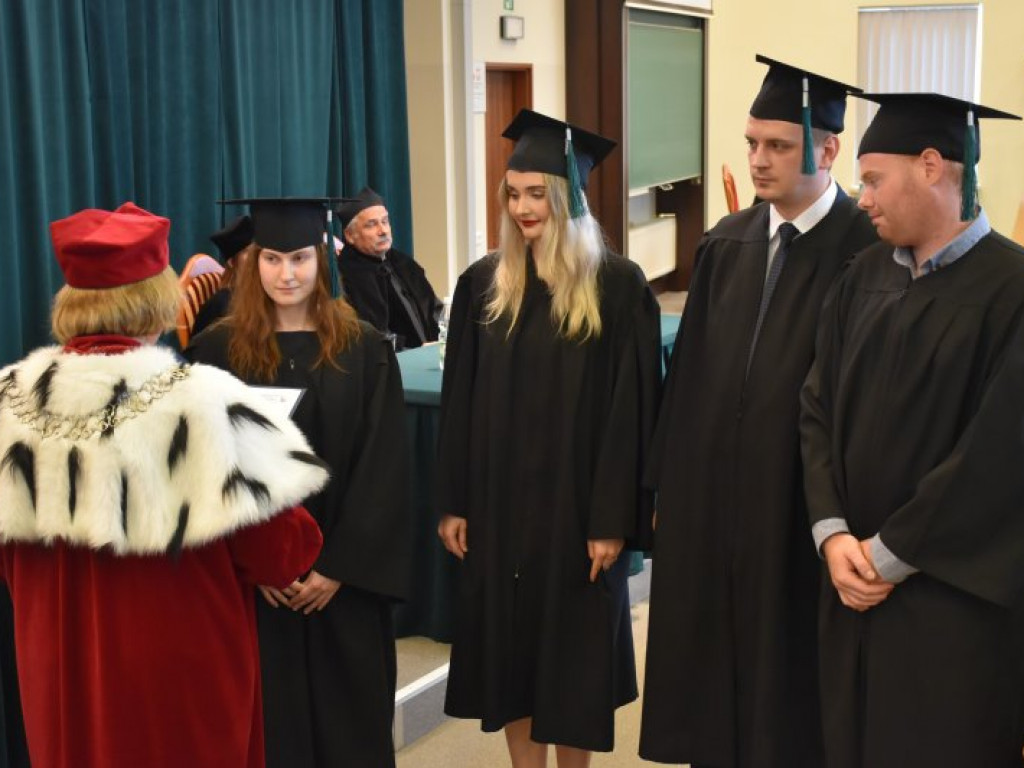 Uroczyste zakończenie studiów na PUZ w Tarnobrzegu. Nie brakowało łez wzruszenia [zdjęcia]