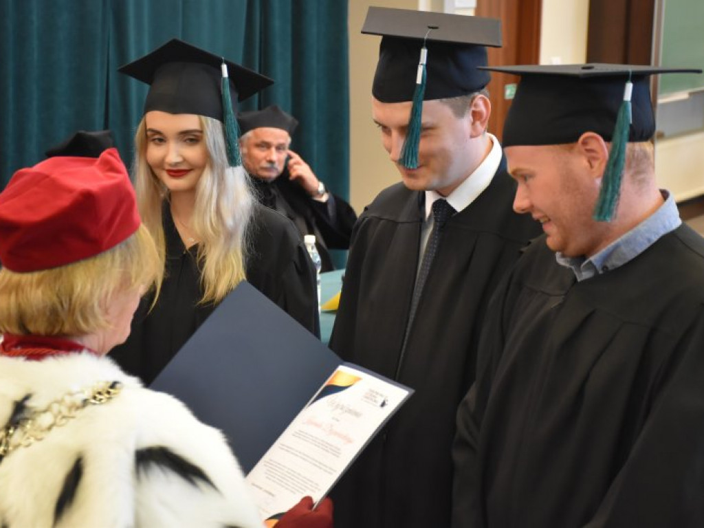 Uroczyste zakończenie studiów na PUZ w Tarnobrzegu. Nie brakowało łez wzruszenia [zdjęcia]