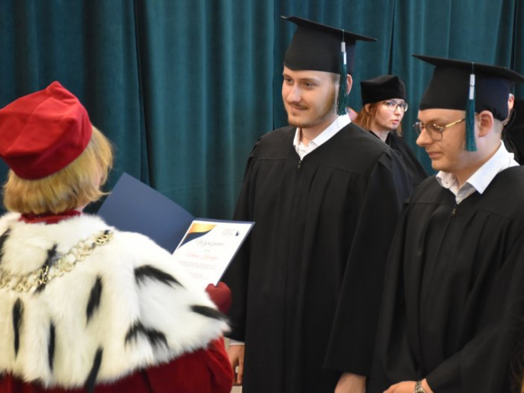 Uroczyste zakończenie studiów na PUZ w Tarnobrzegu. Nie brakowało łez wzruszenia [zdjęcia]