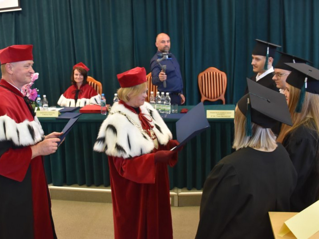 Uroczyste zakończenie studiów na PUZ w Tarnobrzegu. Nie brakowało łez wzruszenia [zdjęcia]