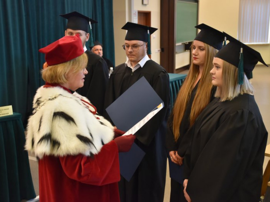 Uroczyste zakończenie studiów na PUZ w Tarnobrzegu. Nie brakowało łez wzruszenia [zdjęcia]