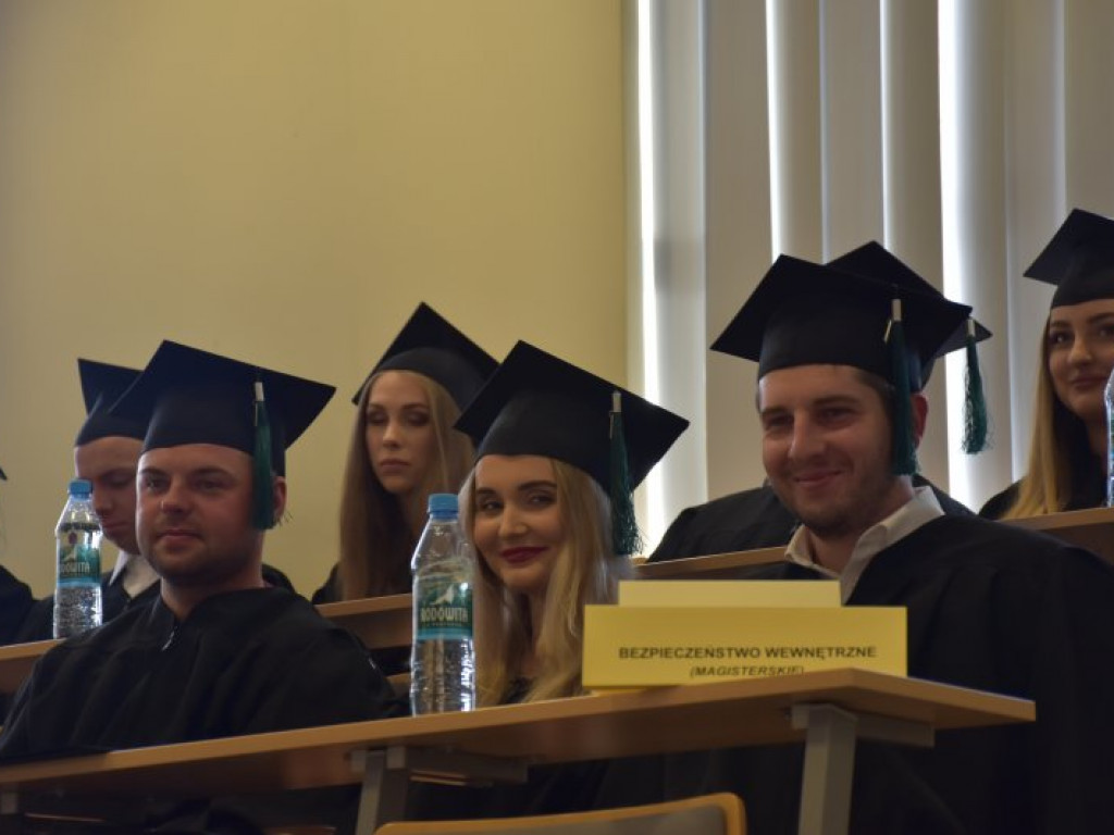Uroczyste zakończenie studiów na PUZ w Tarnobrzegu. Nie brakowało łez wzruszenia [zdjęcia]