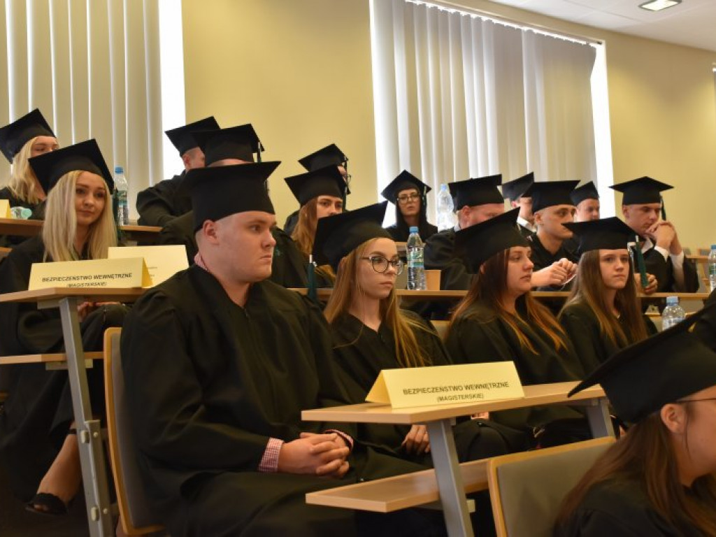 Uroczyste zakończenie studiów na PUZ w Tarnobrzegu. Nie brakowało łez wzruszenia [zdjęcia]