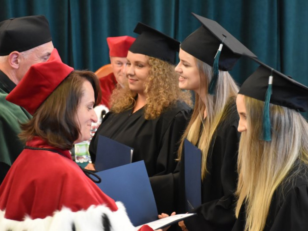 Uroczyste zakończenie studiów na PUZ w Tarnobrzegu. Nie brakowało łez wzruszenia [zdjęcia]