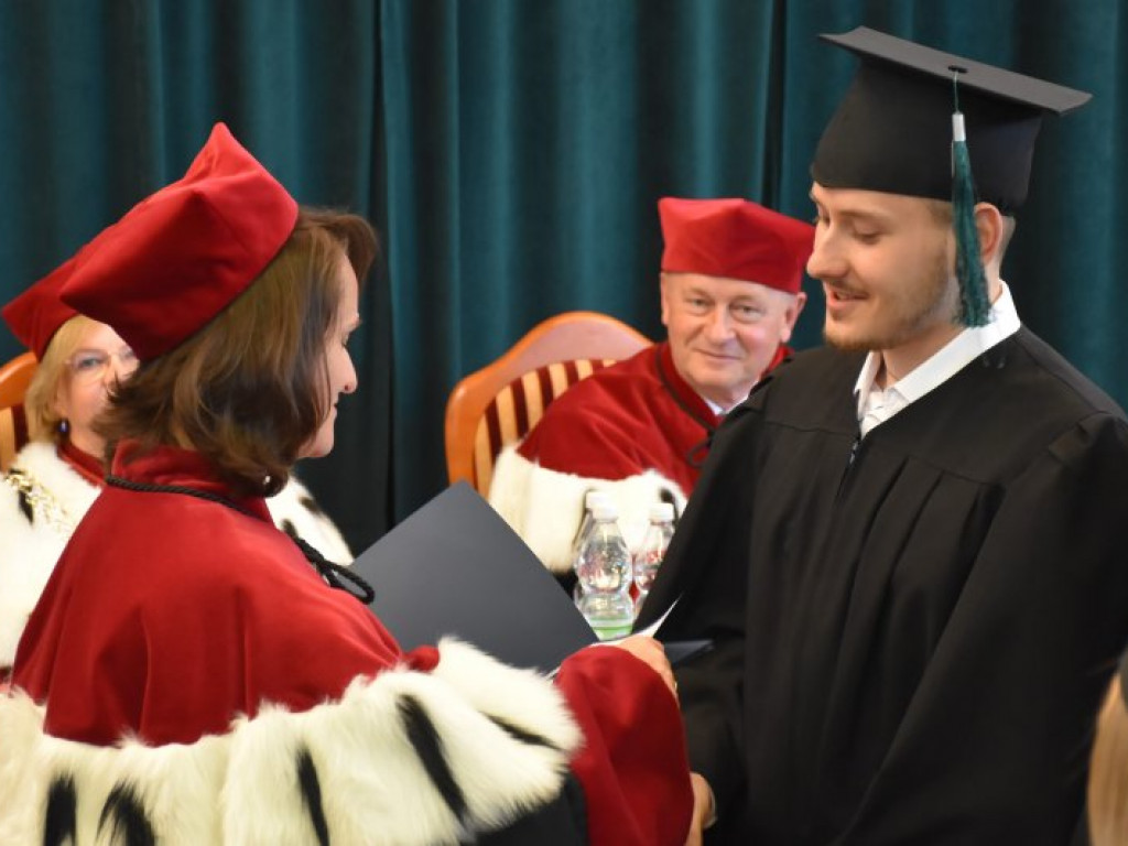 Uroczyste zakończenie studiów na PUZ w Tarnobrzegu. Nie brakowało łez wzruszenia [zdjęcia]