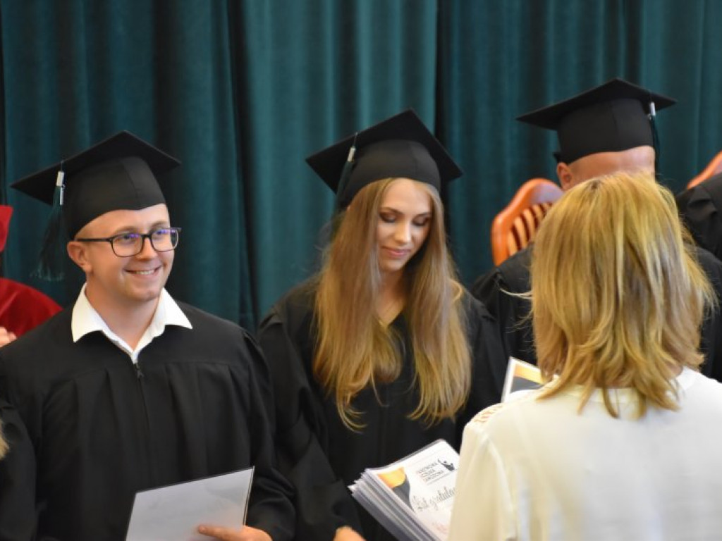 Uroczyste zakończenie studiów na PUZ w Tarnobrzegu. Nie brakowało łez wzruszenia [zdjęcia]