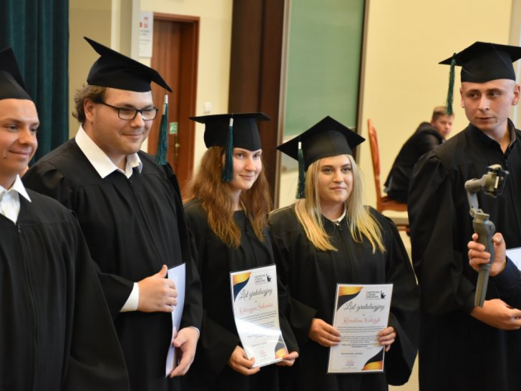 Uroczyste zakończenie studiów na PUZ w Tarnobrzegu. Nie brakowało łez wzruszenia [zdjęcia]