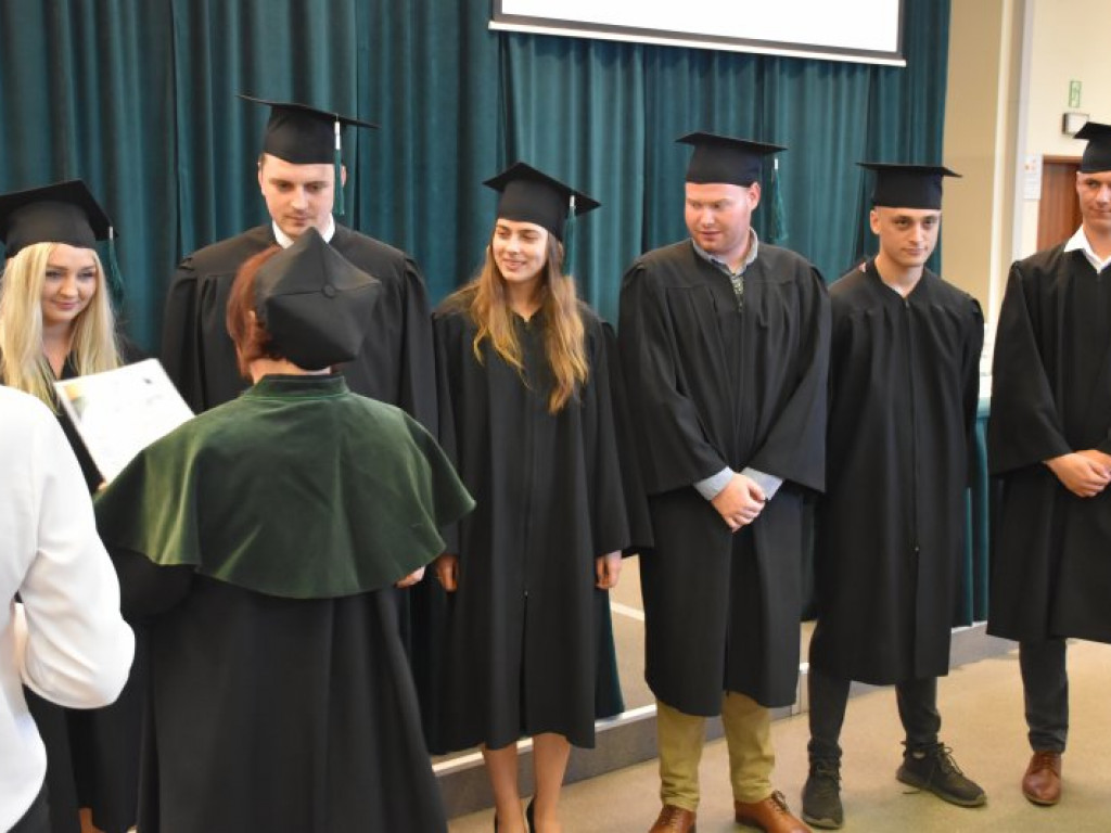 Uroczyste zakończenie studiów na PUZ w Tarnobrzegu. Nie brakowało łez wzruszenia [zdjęcia]