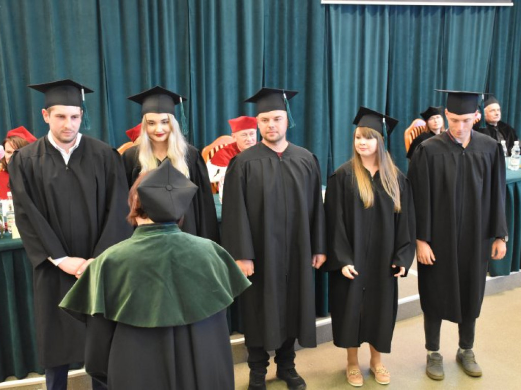 Uroczyste zakończenie studiów na PUZ w Tarnobrzegu. Nie brakowało łez wzruszenia [zdjęcia]