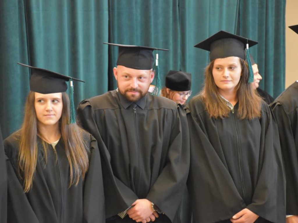 Uroczyste zakończenie studiów na PUZ w Tarnobrzegu. Nie brakowało łez wzruszenia [zdjęcia]