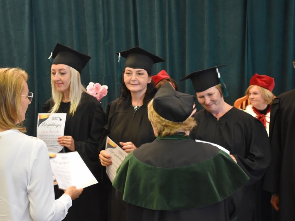 Uroczyste zakończenie studiów na PUZ w Tarnobrzegu. Nie brakowało łez wzruszenia [zdjęcia]