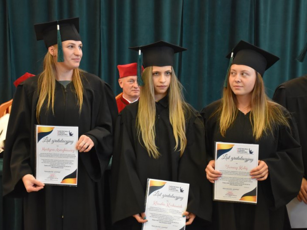 Uroczyste zakończenie studiów na PUZ w Tarnobrzegu. Nie brakowało łez wzruszenia [zdjęcia]