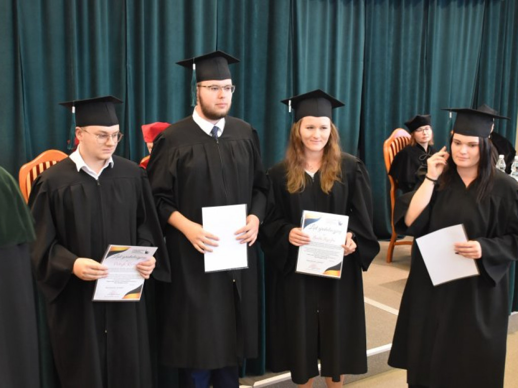 Uroczyste zakończenie studiów na PUZ w Tarnobrzegu. Nie brakowało łez wzruszenia [zdjęcia]