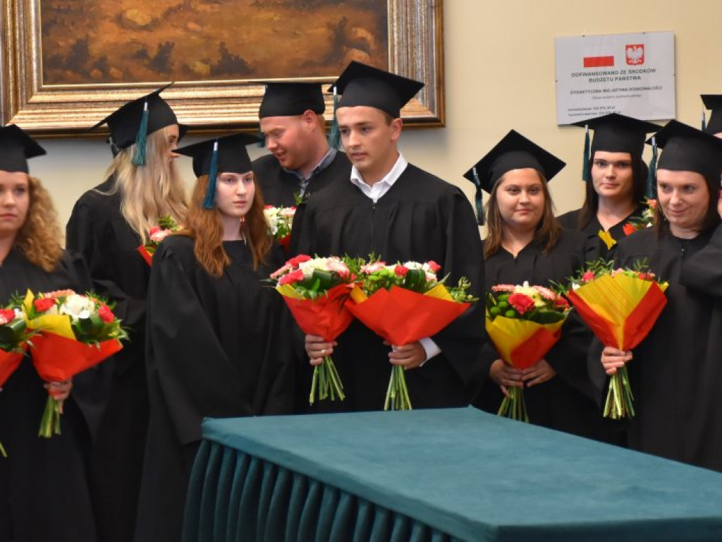 Uroczyste zakończenie studiów na PUZ w Tarnobrzegu. Nie brakowało łez wzruszenia [zdjęcia]