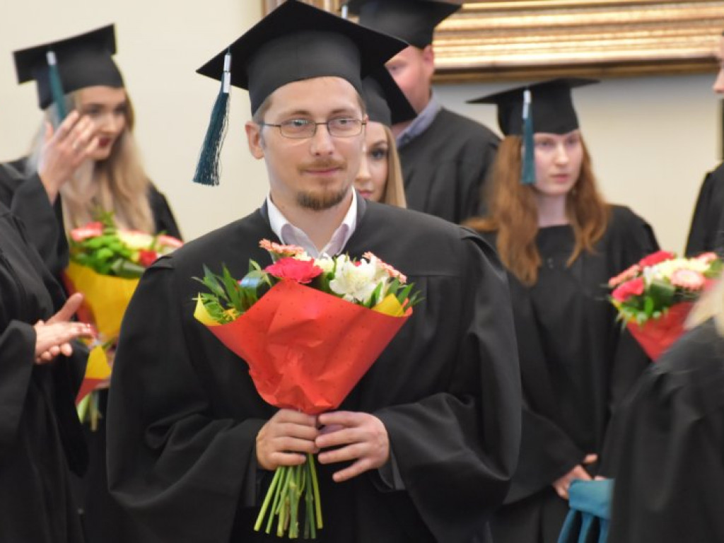 Uroczyste zakończenie studiów na PUZ w Tarnobrzegu. Nie brakowało łez wzruszenia [zdjęcia]