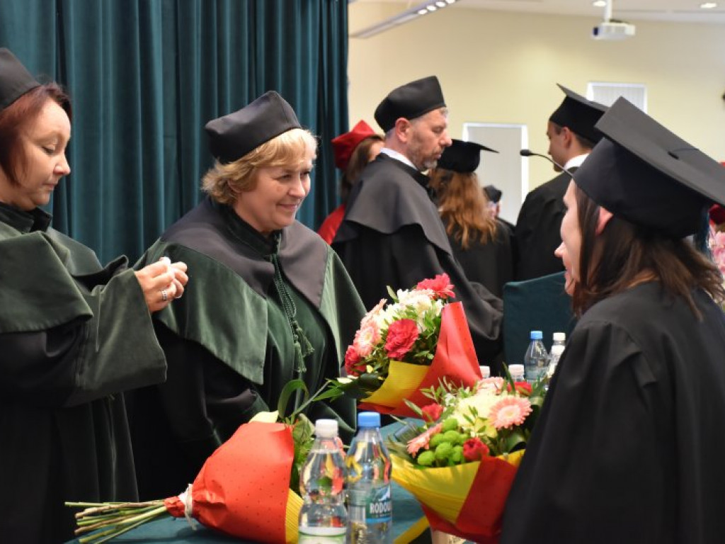 Uroczyste zakończenie studiów na PUZ w Tarnobrzegu. Nie brakowało łez wzruszenia [zdjęcia]