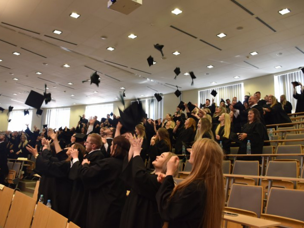 Uroczyste zakończenie studiów na PUZ w Tarnobrzegu. Nie brakowało łez wzruszenia [zdjęcia]