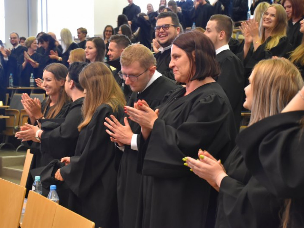 Uroczyste zakończenie studiów na PUZ w Tarnobrzegu. Nie brakowało łez wzruszenia [zdjęcia]