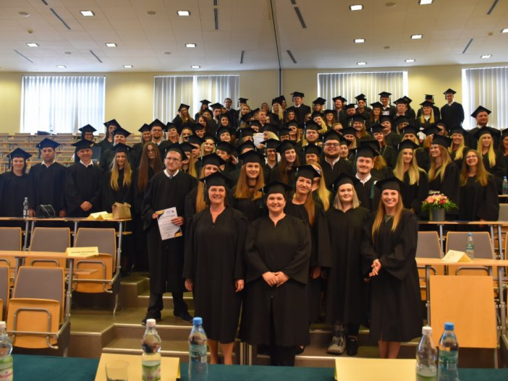 Uroczyste zakończenie studiów na PUZ w Tarnobrzegu. Nie brakowało łez wzruszenia [zdjęcia]