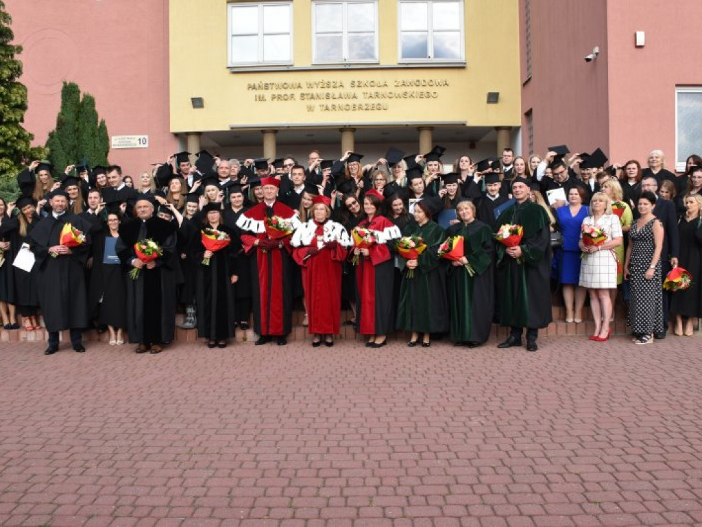 Uroczyste zakończenie studiów na PUZ w Tarnobrzegu. Nie brakowało łez wzruszenia [zdjęcia]