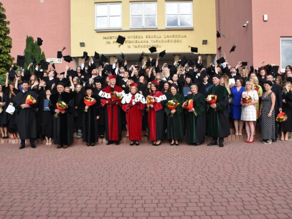 Uroczyste zakończenie studiów na PUZ w Tarnobrzegu. Nie brakowało łez wzruszenia [zdjęcia]