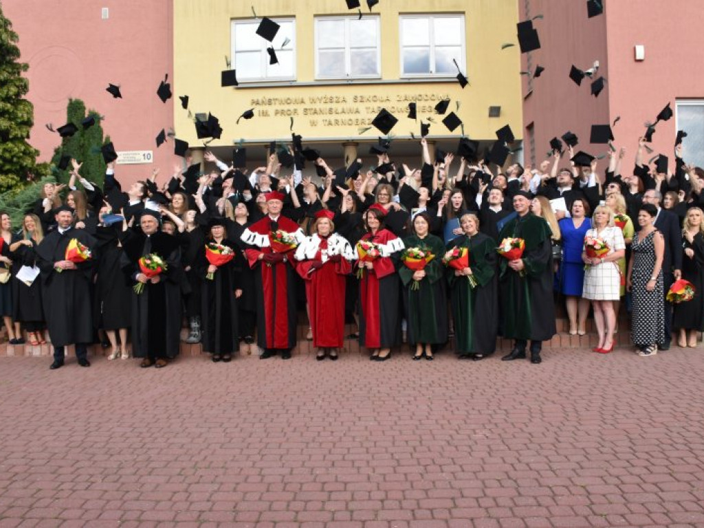 Uroczyste zakończenie studiów na PUZ w Tarnobrzegu. Nie brakowało łez wzruszenia [zdjęcia]