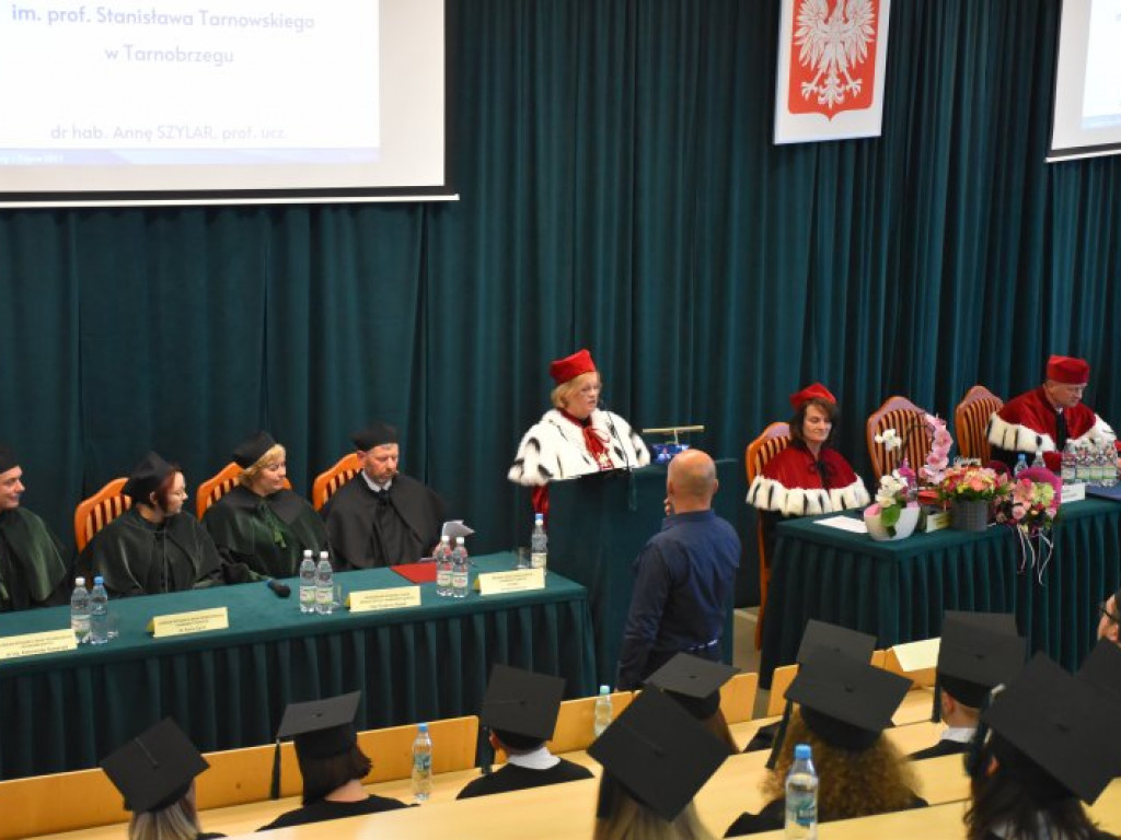 Uroczyste zakończenie studiów na PUZ w Tarnobrzegu. Nie brakowało łez wzruszenia [zdjęcia]