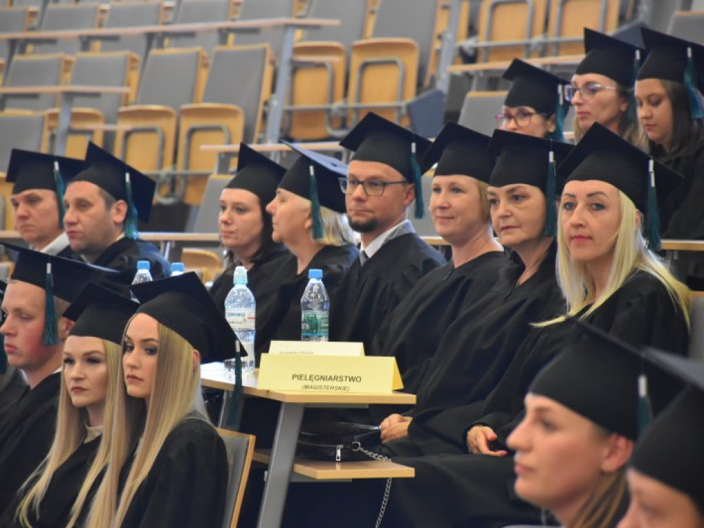 Uroczyste zakończenie studiów na PUZ w Tarnobrzegu. Nie brakowało łez wzruszenia [zdjęcia]