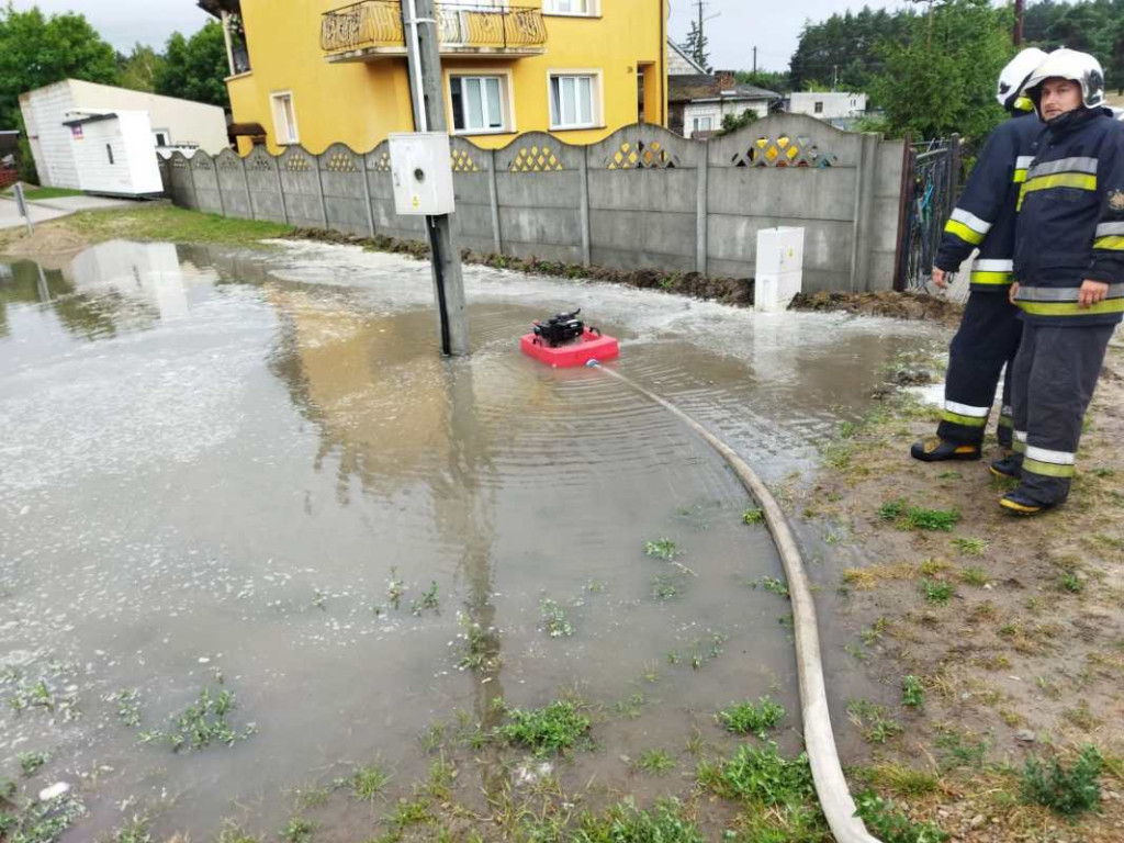 Potężna ulewa przeszła nad Koprzywnicą. Strażacy mieli pełne ręce roboty [zdjęcia]