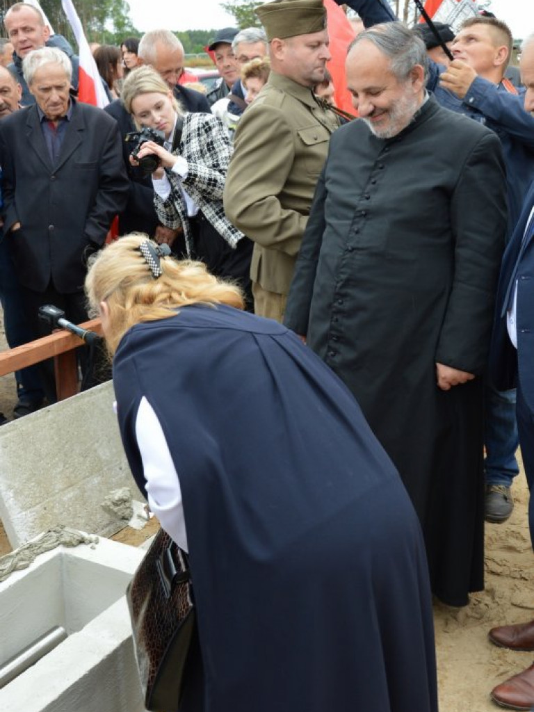 Wmurowanie Aktu Erekcyjnego i urny z prochami pod budowę pomnika 