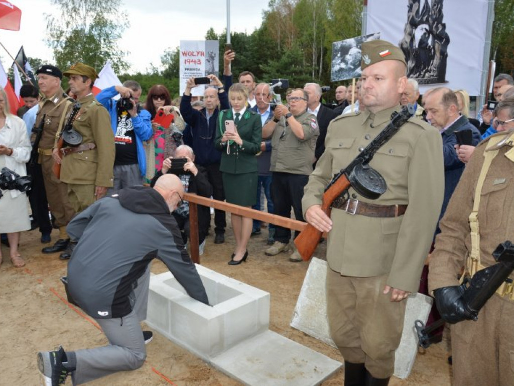 Wmurowanie Aktu Erekcyjnego i urny z prochami pod budowę pomnika 